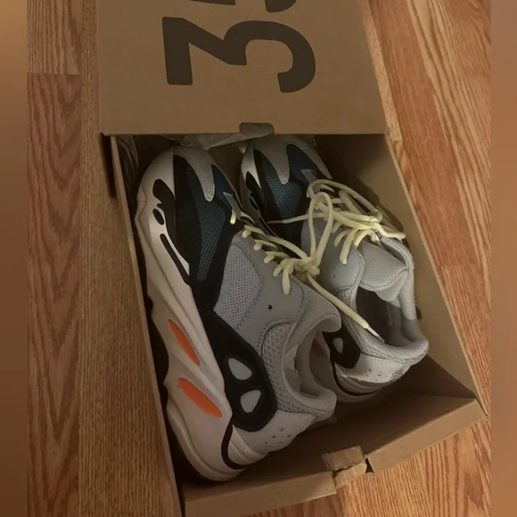 Adidas Yeezy Boost 700 'Wave Runner' 2023 - Picture 1 of 2